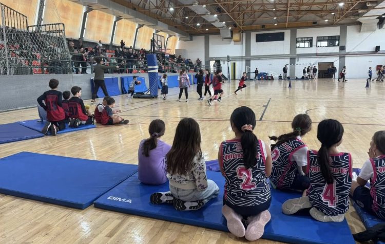 Μια μεγάλη αγκαλιά για την Αναστασία στο κλειστό γυμναστήριο Βριλησσίων