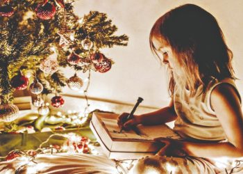 Η χαμένη μαγεία των Χριστουγέννων: Η νοσταλγία της αθωότητας σε έναν αλλοιωμένο κόσμο