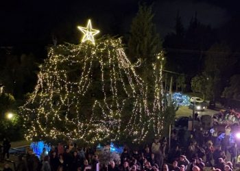 «Λάμψη» Χριστουγέννων στο Δημαρχείο Xoλαργού