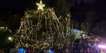 «Λάμψη» Χριστουγέννων στο Δημαρχείο Xoλαργού