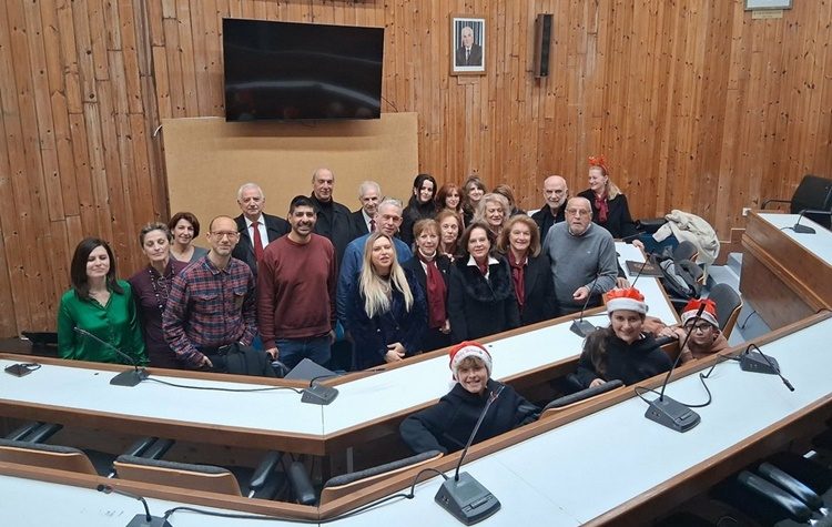 Χριστουγεννιάτικα κάλαντα & ευχές στο Δημαρχείο από τη «Χορωδία Κηφισιά 1937»