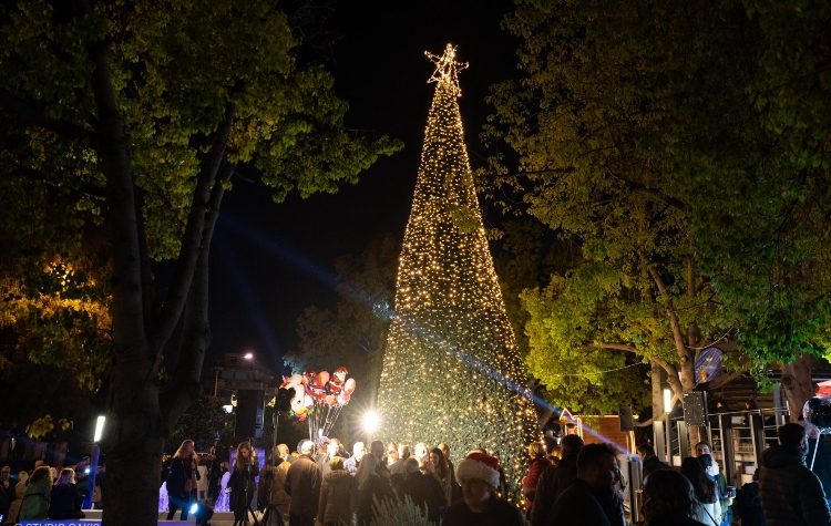 Λαμπρή φωταγώγηση του χριστουγεννιάτικου δέντρου του Δήμου Φιλοθέης – Ψυχικού
