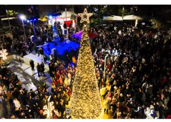 Φωταγωγήθηκε το Χριστουγεννιάτικο δέντρο των Βριλησσίων