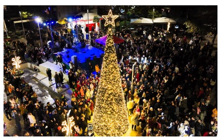 Φωταγωγήθηκε το Χριστουγεννιάτικο δέντρο των Βριλησσίων
