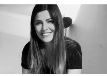 Η συγγραφέας και δημοσιογράφος Αλεξία Καλογεροπούλου από την θέση της υπεύθυνης- συντονίστριας της Λέσχης Ανάγνωσης του Δήμου Πεντέλης τα τελευταία χρόνια , μιλάει στην ΑΜΑΡΥΣΙΑ για την αξία της φιλαναγνωσίας και τους στόχους της Λέσχης