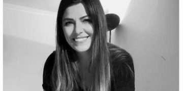 Η συγγραφέας και δημοσιογράφος Αλεξία Καλογεροπούλου από την θέση της υπεύθυνης- συντονίστριας της Λέσχης Ανάγνωσης του Δήμου Πεντέλης τα τελευταία χρόνια , μιλάει στην ΑΜΑΡΥΣΙΑ για την αξία της φιλαναγνωσίας και τους στόχους της Λέσχης