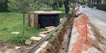 ΣΥΜΠΟΛΙΤΕΙΑ: «Η Ν. Κοσμοπούλου απειλεί να τινάξει στον αέρα το έργο της υπογείωσης των καλωδίων»