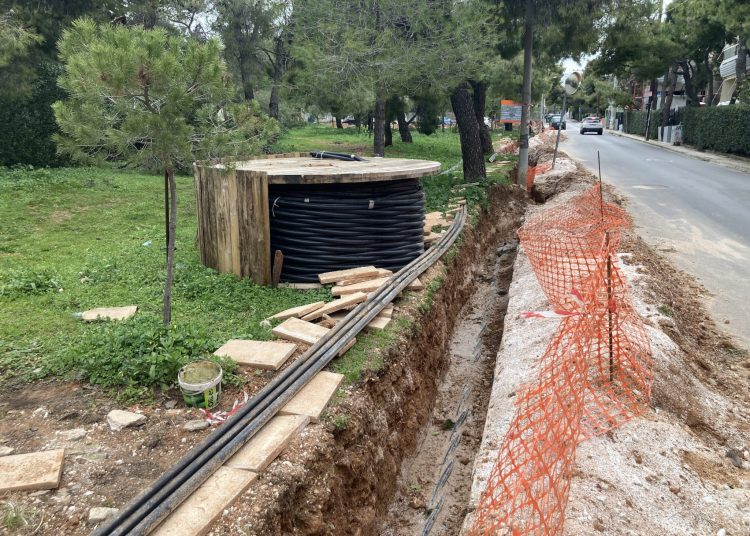 Συνεδρίαση Λογοδοσίας της Δημοτικής Αρχής: Αναπάντητα έμειναν τα ερωτήματα της αντιπολίτευσης για το έργο της υπογείωσης του δικτύου