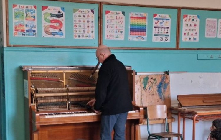 Ο κορυφαίος χορδιστής Αρμάος στο 1ο Δημοτικό Σχολείο Μεταμόρφωσης