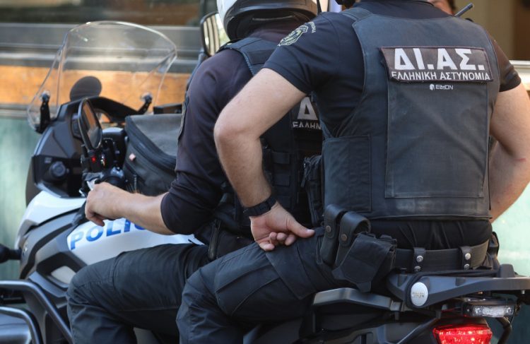 «Χειροπέδες» σε ανήλικους που έκλεβαν τα χρήματα από τα κάλαντα