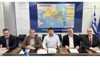 Στιγμιότυπο από την υπογραφή της ένταξης του δικτύου αποχέτευσης της Παλλήνης στα γραφεία της Περιφέρειας Αττικής