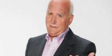 Ο Χ. Μπονάτσος αποχαιρετά τον Γιώργο Παπαδάκη