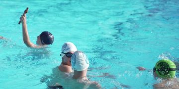 Μαθητής δημοτικού σχολείου έπιασε τον σταυρό (Εικόνες)