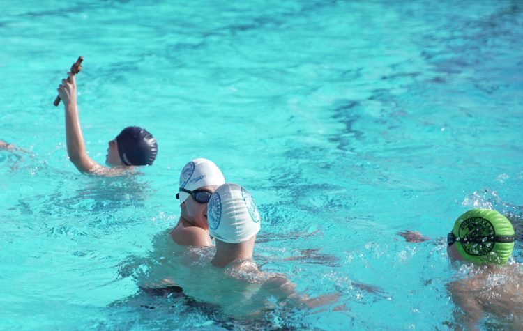 Μαθητής δημοτικού σχολείου έπιασε τον σταυρό (Εικόνες)