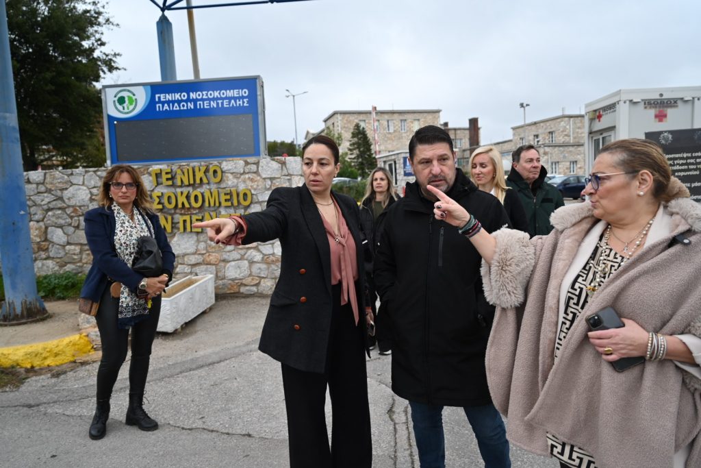 Eπίσκεψη του Νίκου Χαρδαλιά στο νοσοκομείο Παίδων Πεντέλης
