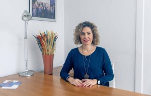 Η επικεφαλής της παράταξης «Αγαπάμε το Χαλάνδρι» Κρίστη Αγαπητού