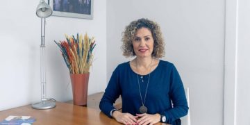 Η επικεφαλής της παράταξης «Αγαπάμε το Χαλάνδρι» Κρίστη Αγαπητού