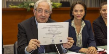 Ο Θεόδωρος Αμπατζόγλου με την υπογεγραμμένη Χάρτα Ισότητας των Φύλων, έχοντας δίπλα του την προέδρο της ΔΕΠΙΣ Ελένη Λέκκα