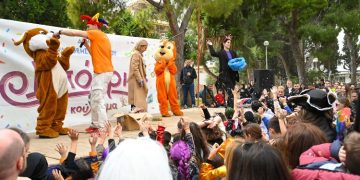 Πλήθος κόσμου στην αποκριάτικη παρέλαση του Δήμου Φιλοθέης – Ψυχικού