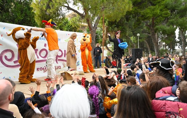 Πλήθος κόσμου στην αποκριάτικη παρέλαση του Δήμου Φιλοθέης – Ψυχικού