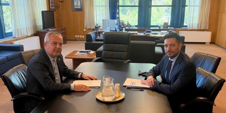 Δεξιά ο Κωνσταντίνος Κυρανάκης, με αριστερά του τον Ηλία Αποστολόπουλο