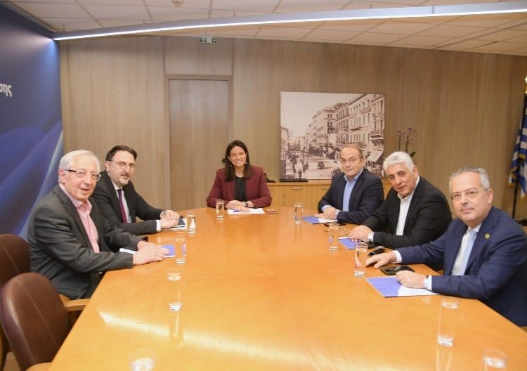 Συνάντηση αντιπροσωπείας της Κεντρικής Ένωσης Δήμων Ελλάδας (ΚΕΔΕ), αποτελούμενης από τον Α’ αντιπρόεδρο Γρηγόρη Κωνσταντέλλο, τον γ.γ. Δημήτρη Καφαντάρη και τα μέλη του Διοικητικού Συμβουλίου Ηλία Αποστολόπουλο και Θεόδωρο Αμπατζόγλου με την υπουργό Εργασίας & Κοινωνικής Ασφάλισης Νίκη Κεραμέως και τον γ.γ. Κοινωνικών Ασφαλίσεων Κωνσταντίνου Τσαγκαρόπουλου, πραγματοποιήθηκε την Πέμπτη 19 Φεβρουαρίου