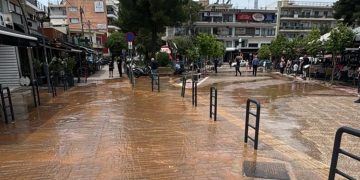 Διαρροή νερού στην κεντρική πλατεία