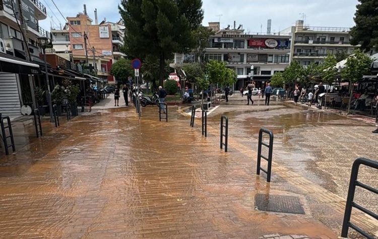 Διαρροή νερού στην κεντρική πλατεία