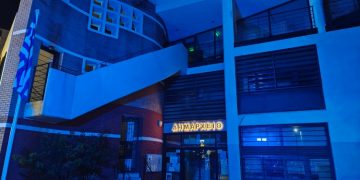 Το δημαρχείο φωτίστηκε στο χρώμα της ελπίδας