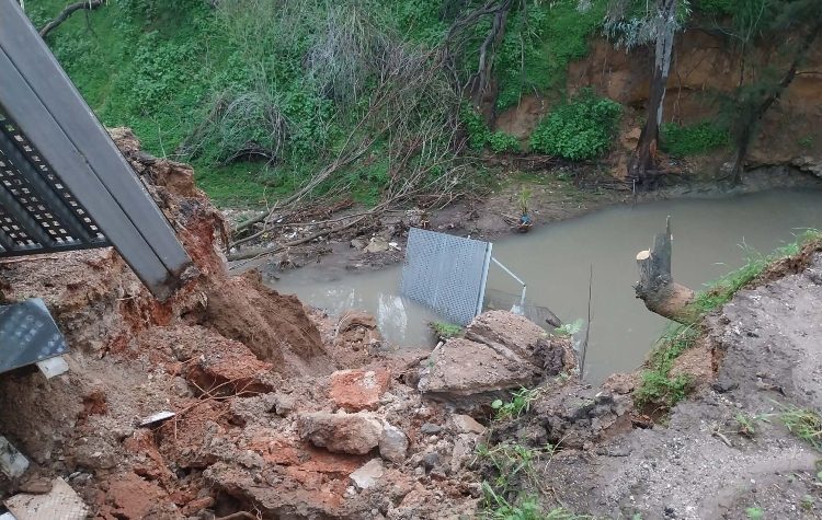 Κατέρρευσαν τα πρανή στο ρέμα Γιαμπουρλά