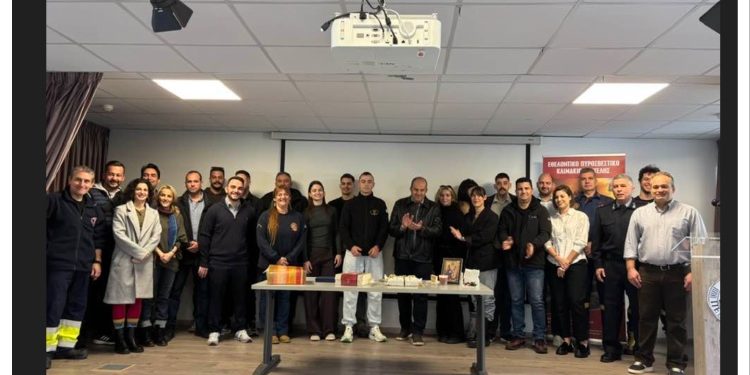 Σε ζεστό και συγκινητικό κλίμα πραγματοποιήθηκε την Κυριακή 8 Φεβρουαρίου στο Δημοτικό Κατάστημα Πεντέλης η κοπή της πρωτοχρονιάτικης πίτας του Εθελοντικού Πυροσβεστικού Κλιμακίου Πεντέλης