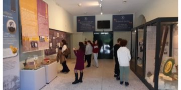 Το Πρότυπο Γυμνάσιο Αναβρύτων εγκαινιάζει το Μικρό Μουσείο Ιστορίας του το Σάββατο 7 Μαρτίου, στις 11.00 π.μ., στην αίθουσα εκδηλώσεων του σχολείου, ανοίγοντας ένα νέο κεφάλαιο στη διατήρηση και ανάδειξη της εκπαιδευτικής του κληρονομιάς