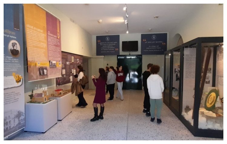 Το Πρότυπο Γυμνάσιο Αναβρύτων εγκαινιάζει το Μικρό Μουσείο Ιστορίας του το Σάββατο 7 Μαρτίου, στις 11.00 π.μ., στην αίθουσα εκδηλώσεων του σχολείου, ανοίγοντας ένα νέο κεφάλαιο στη διατήρηση και ανάδειξη της εκπαιδευτικής του κληρονομιάς