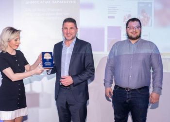 Ο δήμαρχος Αγ. Παρασκευής Γιάννης Μυλωνάκης, με τον αντιδήμαρχο Πάνο Τσόκα.