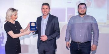 Ο δήμαρχος Αγ. Παρασκευής Γιάννης Μυλωνάκης, με τον αντιδήμαρχο Πάνο Τσόκα.