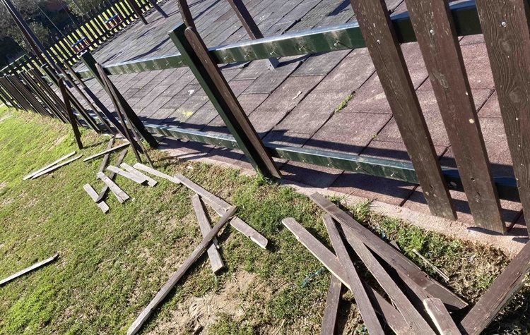 Άγνωστοι βανδάλισαν την παιδική χαρά στο πάρκο Αποστολάκη