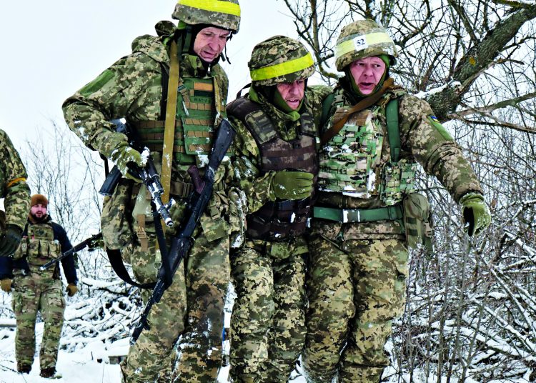 Το θρίλερ με το Ιράν συνεχίζεται, την ώρα που ο πόλεμος στην Ουκρανία συμπληρώνει τέσσερα χρόνια