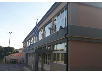 Σήμα κινδύνου εκπέμπουν οι γονείς μετά την πτώση προβολέα στο Δημοτικό Νέας Πεντέλης