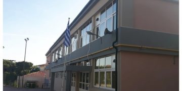 Σήμα κινδύνου εκπέμπουν οι γονείς μετά την πτώση προβολέα στο Δημοτικό Νέας Πεντέλης