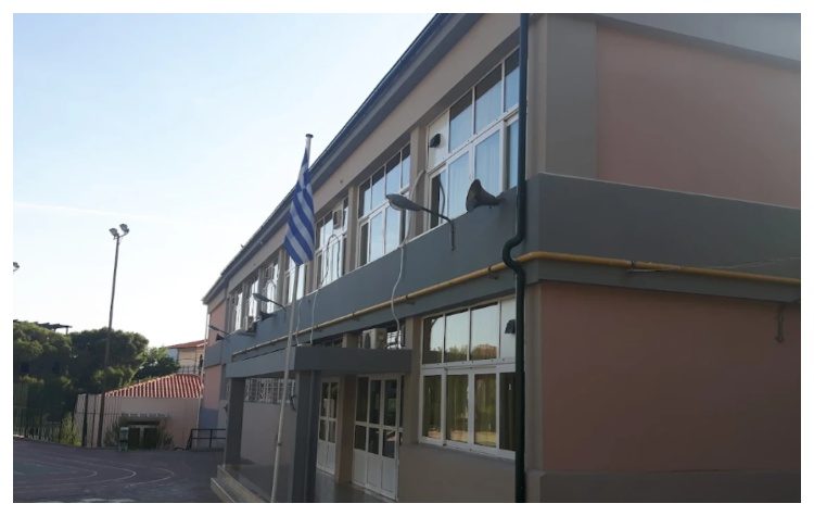 Σήμα κινδύνου εκπέμπουν οι γονείς μετά την πτώση προβολέα στο Δημοτικό Νέας Πεντέλης