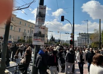 Μεγάλη η συγκέντρωση στο Σύνταγμα για τα τρία χρόνια από την τραγωδία των Τεμπών