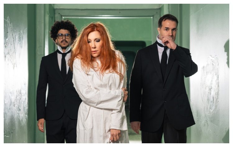 εμπνευσμένη από το έργο «Νόρα ή Το Κουκλόσπιτο» του Χένρικ Ίμπσεν, σε δημιουργικό διάλογο με τον «Φάουστ» του Γκαίτε