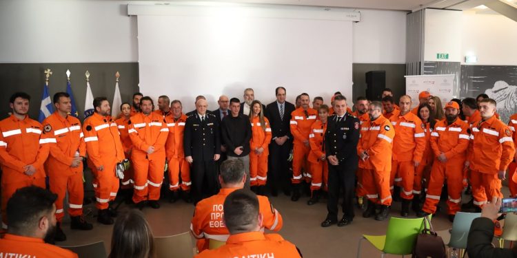 Παρουσία του Υπουργού Κλιματικής Κρίσης και Πολιτικής Προστασίας Γιάννη Κεφαλογιάννη πραγματοποιήθηκε τη Δευτέρα 16 Μαρτίου στο Ολυμπιακό Μουσείο Αθήνας στο Μαρούσι η τελετή παραλαβής Μέσων Ατομικής Προστασίας (ΜΑΠ) για τις εθελοντικές οργανώσεις Πολιτικής Προστασίας, στο πλαίσιο του προγράμματος «ΑΙΓΙΣ»