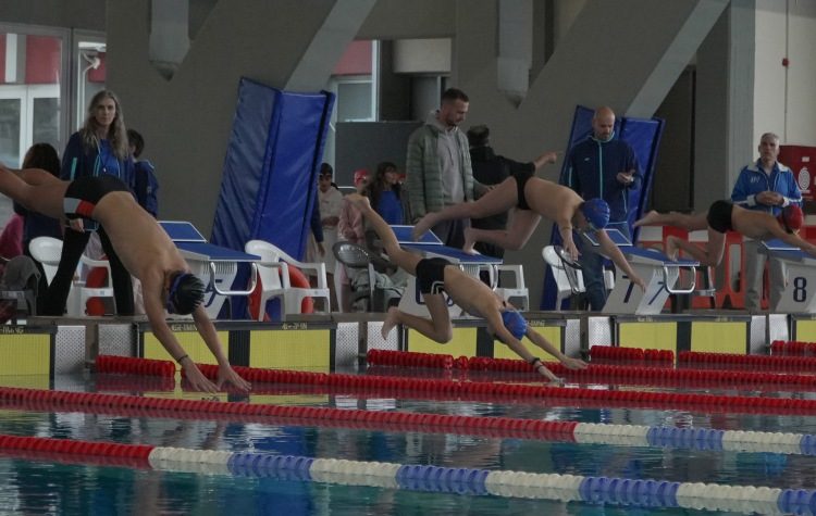 Aγώνες στο κλειστό Δημοτικό Κολυμβητήριο “Νίκος Πέρκιζας”.