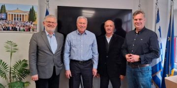 Συνάντηση των επικεφαλής τριών παρατάξεων με τον Γ. Σγουρό