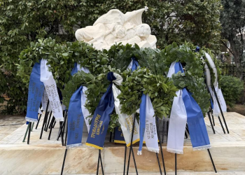 Συγκινητικές καταθέσεις στεφάνων στα μνημεία Πεσόντων Εκάλης και Κηφισιάς