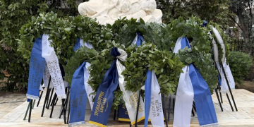 Συγκινητικές καταθέσεις στεφάνων στα μνημεία Πεσόντων Εκάλης και Κηφισιάς