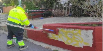 Συνεχίζονται οι εργασίες καθαριότητας, συντήρησης πρασίνου και ευπρεπισμού κοινόχρηστων χώρων σε γειτονιές του Αμαρουσίου, στο πλαίσιο του νέου κυκλικού προγράμματος που εφαρμόζει ο Δήμος, με στόχο τη συστηματική φροντίδα του αστικού περιβάλλοντος και τη βελτίωση της καθημερινότητας των κατοίκων