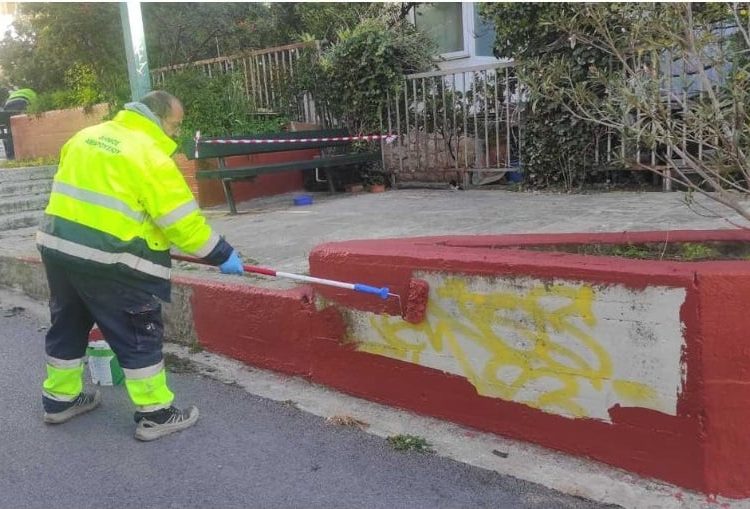 Συνεχίζονται οι εργασίες καθαριότητας, συντήρησης πρασίνου και ευπρεπισμού κοινόχρηστων χώρων σε γειτονιές του Αμαρουσίου, στο πλαίσιο του νέου κυκλικού προγράμματος που εφαρμόζει ο Δήμος, με στόχο τη συστηματική φροντίδα του αστικού περιβάλλοντος και τη βελτίωση της καθημερινότητας των κατοίκων