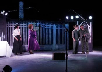 Επί σκηνής η θεατρική ομάδα του ΠΑΜΕ